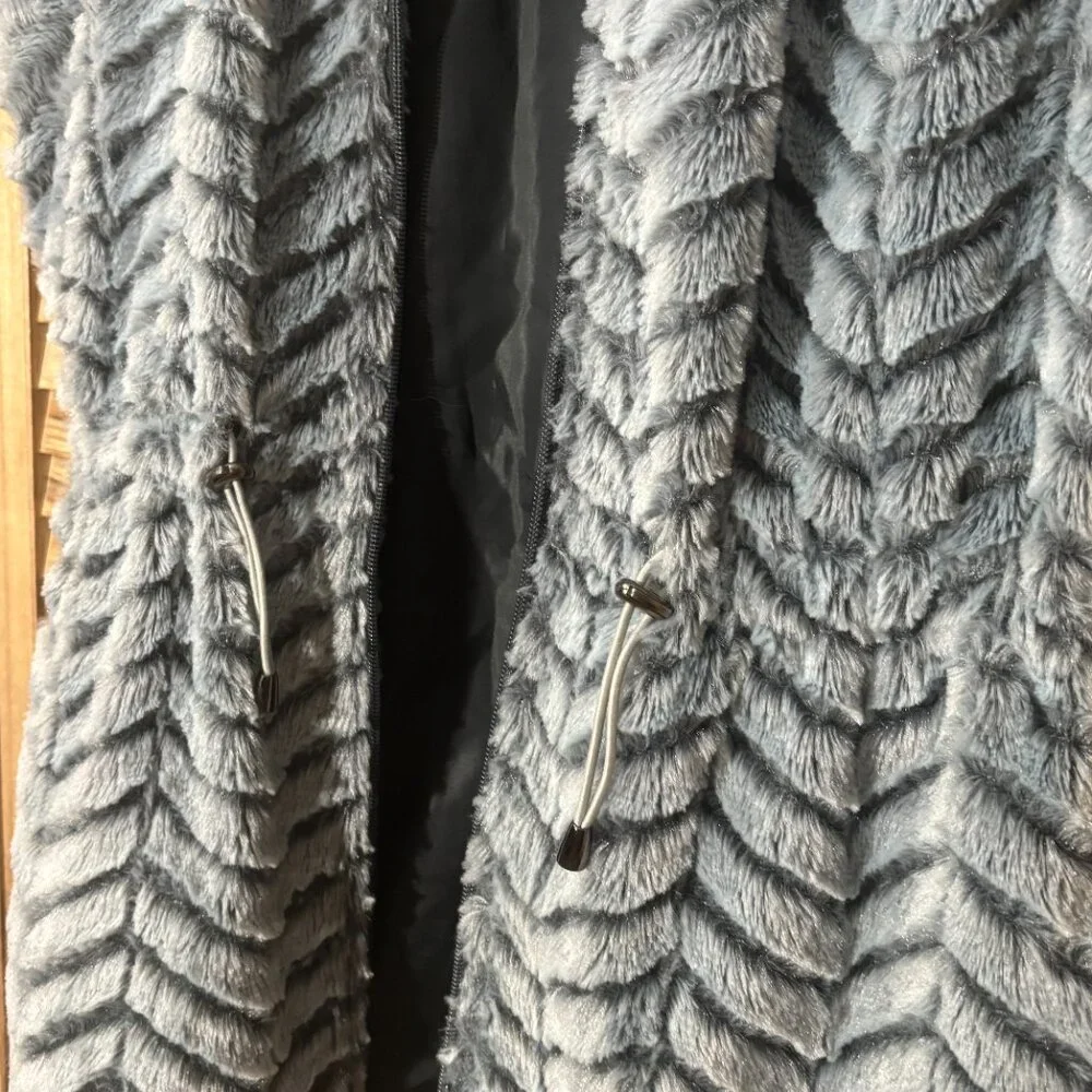 Sabrina Lauren Chevron Faux Fur Vest Silvery Blue Grey Alpine Chic Size L EUC